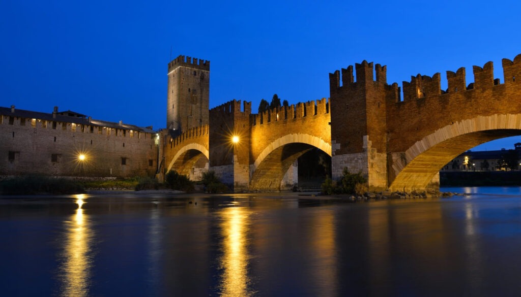 Besuche das Castelvecchio und die Ponte Scaligero