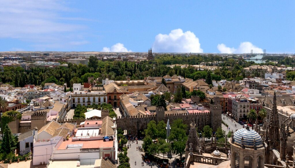 Besuche den Real Alcázar früh am Morgen