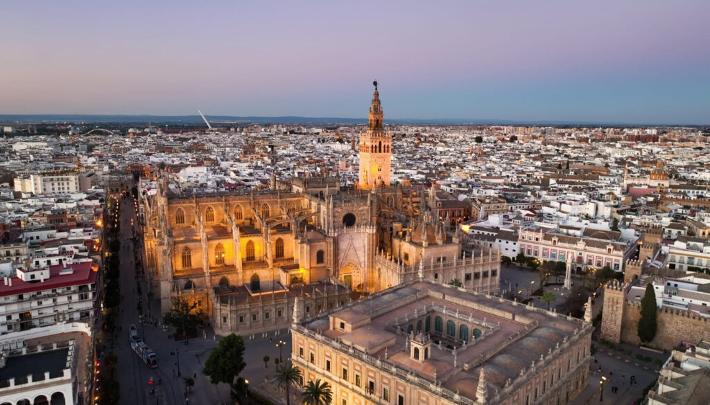 Besuche die Kathedrale von Sevilla und den Giralda-Turm