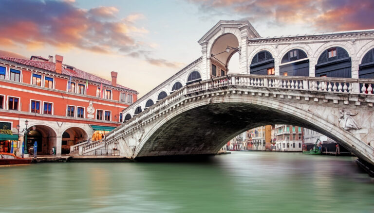 Die Rialtobrücke in Venedig_ Geschichte und Architektur