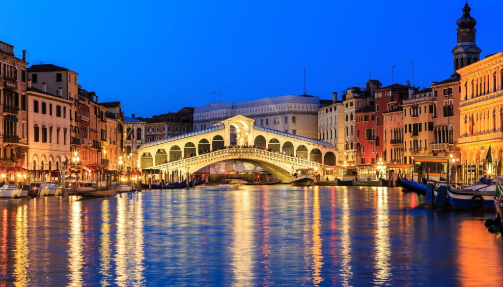 Die Rialtobrücke und den Canal Grande bei Nacht erleben