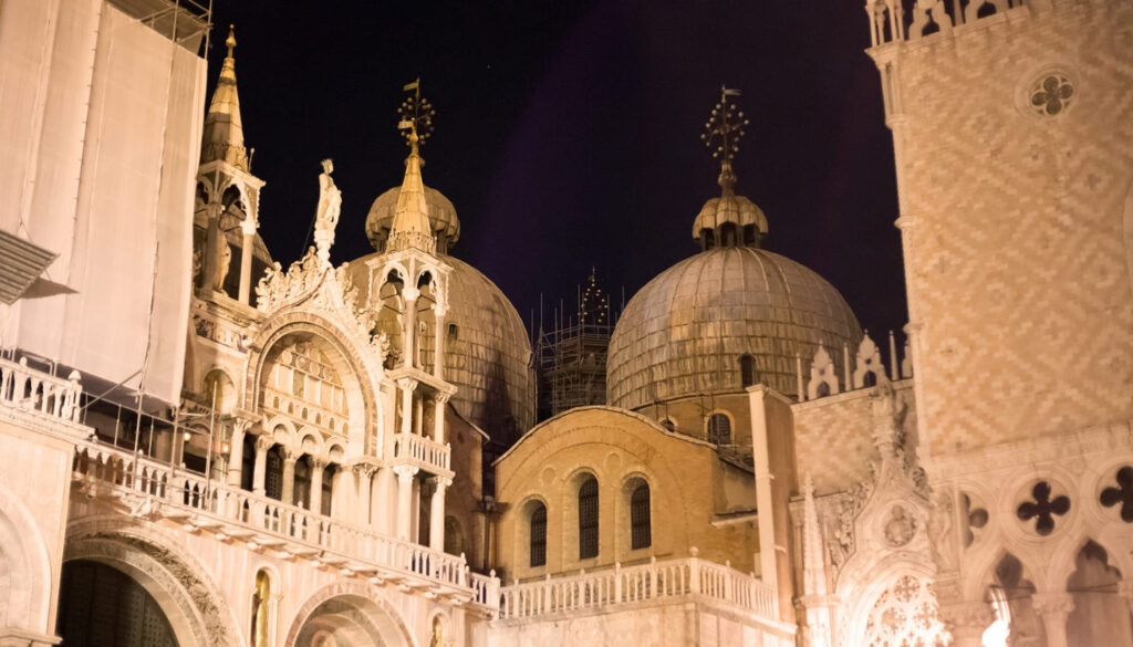 Ein Blick in die Geschichte der Basilika di San Marco