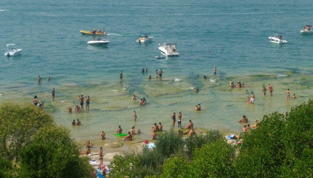 Entspanne am beliebten Jamaica Beach in Sirmione