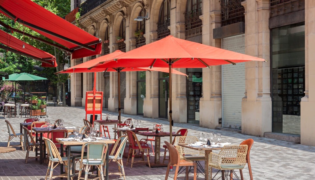 Entspanne in einem der traditionellen Cafés Barcelonas