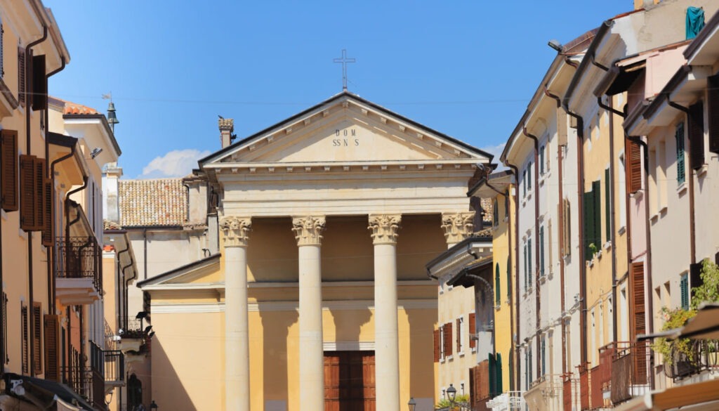 Erkunde die Altstadt von Bardolino