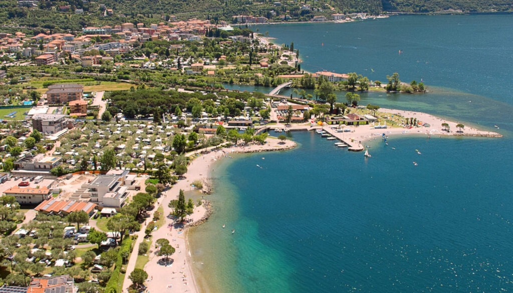 Erlebe den Strand von Torbole am nördlichen Gardasee