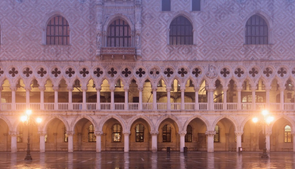 Dogenpalast Venedig - Geh über die berühmte Seufzerbrücke