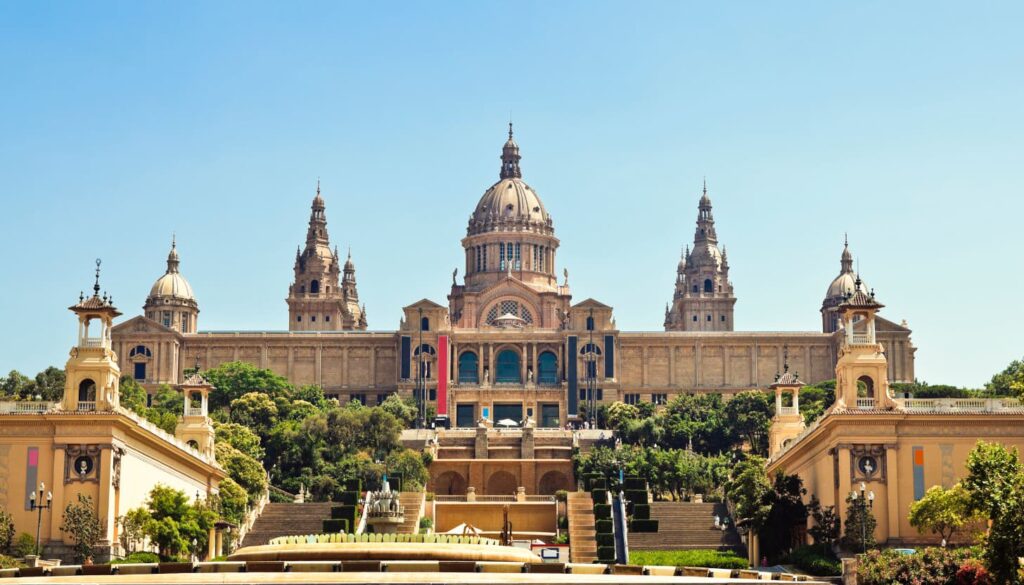 Genieße den Blick vom Montjuïc