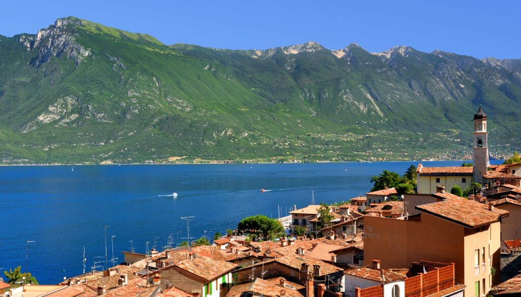 Limone sul Garda_ Zitronenhaine und historische Gebäude