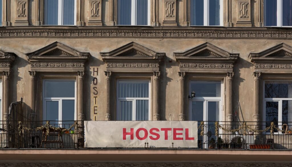 Nutze spezialisierte Hostel-Suchmaschinen