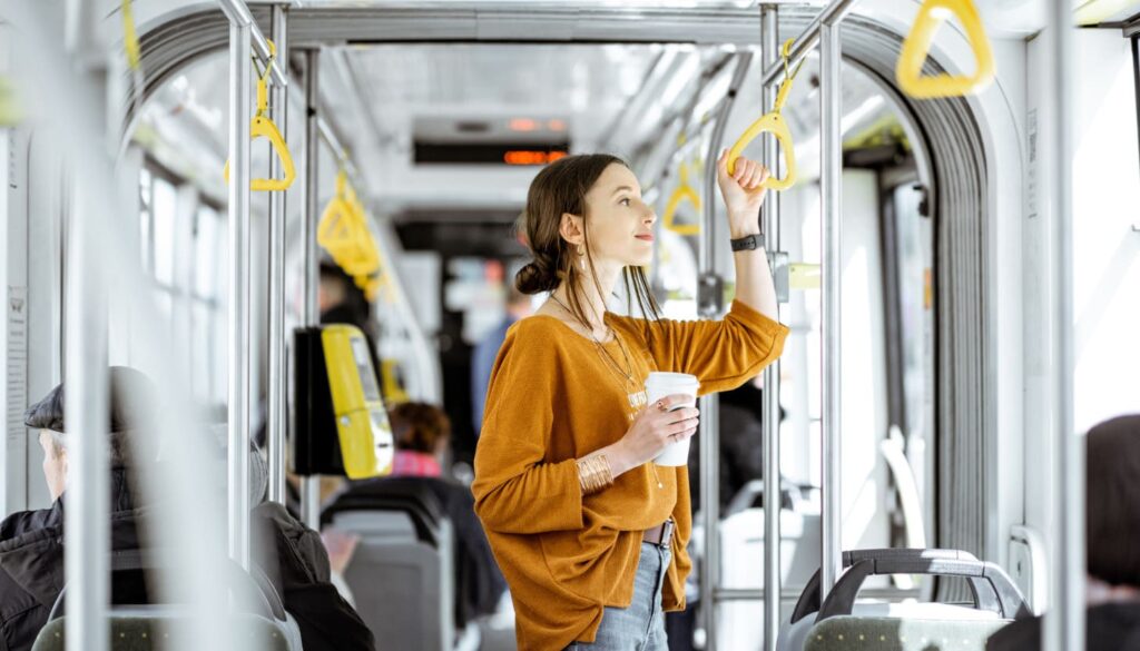 günstig reisen im Februar: Öffentliche Verkehrsmittel statt Mietwagen 