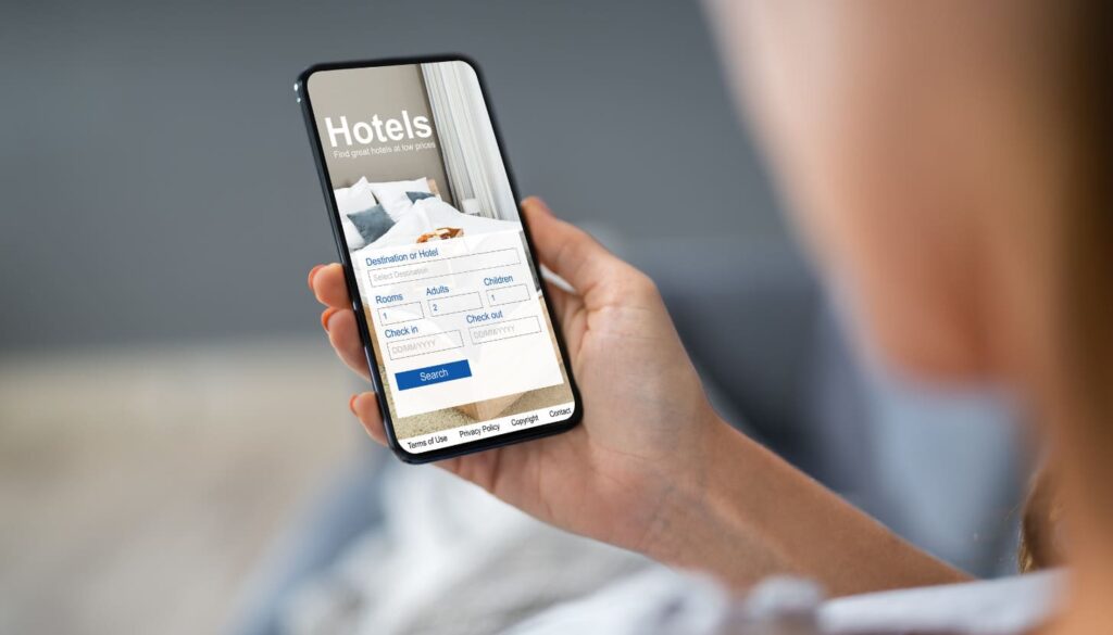 Online-Plattformen für hundefreundliche Hotels nutzen 