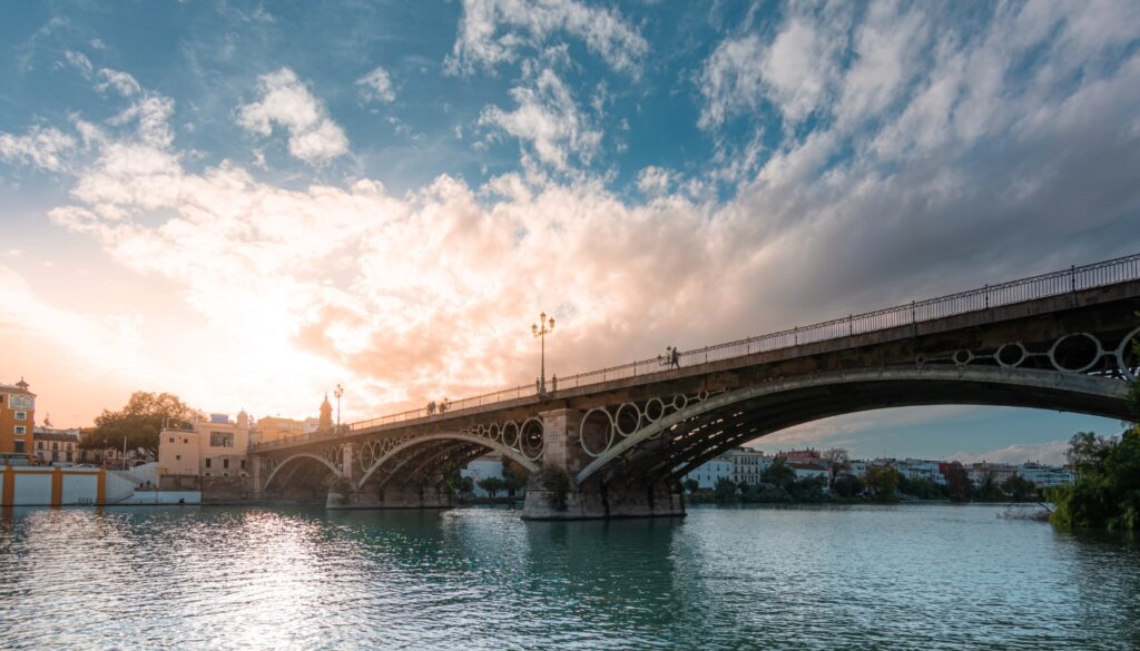 Spaziere am Ufer des Guadalquivir entlang