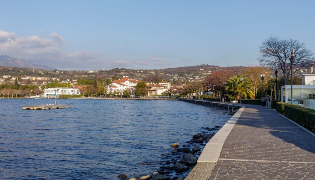 Bardolino Reisetipps - Spaziere entlang der Uferpromenade von Bardolino