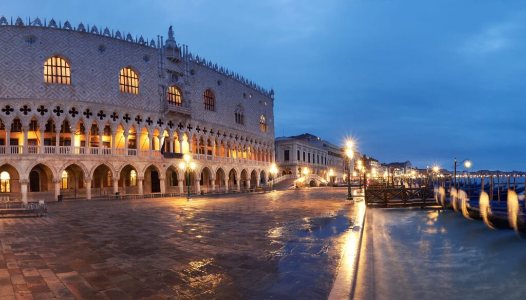 Staune über die Architektur des Dogenpalasts in Venedig