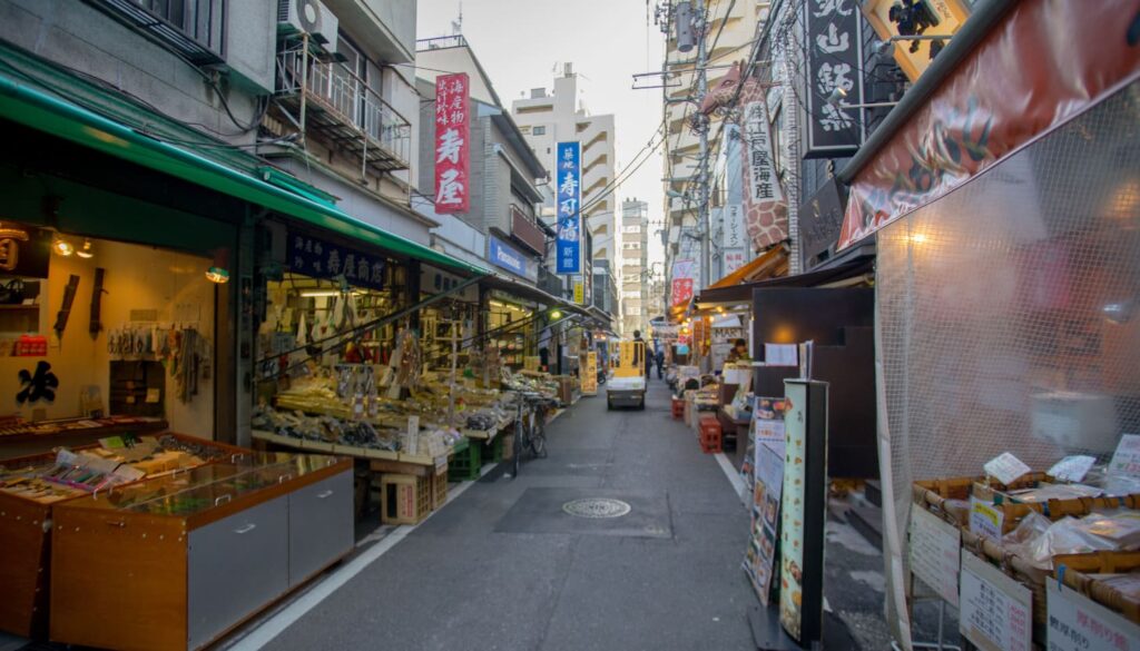 Essensmärkte: Tsukiji Outer Market, Tokio – Frische Meeresfrüchte direkt vom Markt