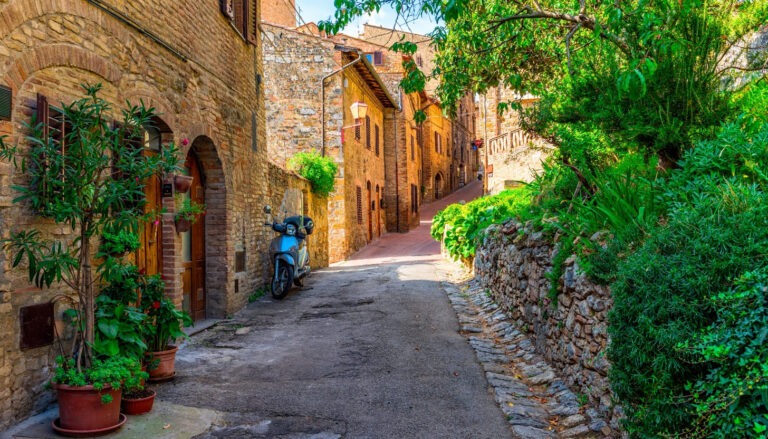 Schmale Gasse in einer mittelalterlichen Stadt