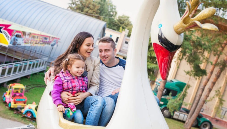 Familie auf einem Schwanenfahrgeschäft