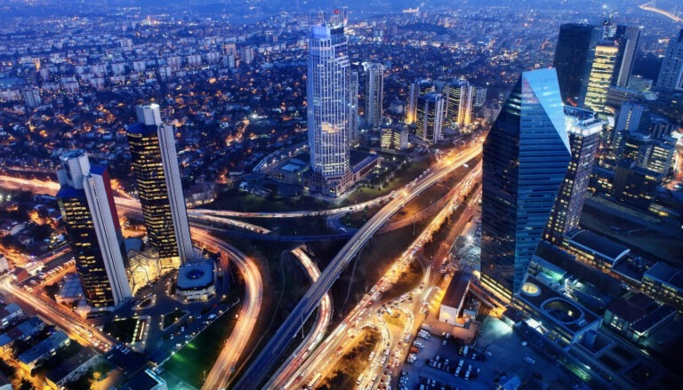 Die Skyline von Istanbul bei Nacht