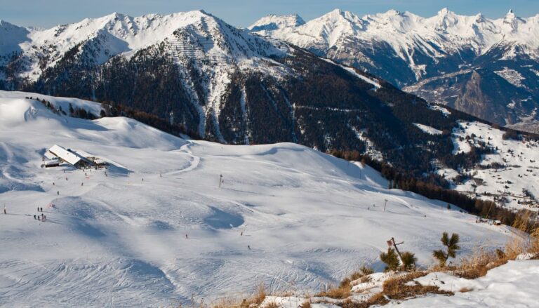 Erlebe Winterreiseziele im Dezember günstig und schneereich