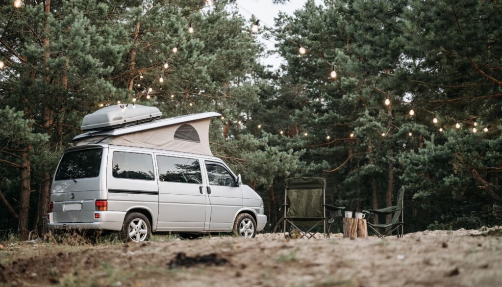 Finde die besten Campingplätze für günstigen Sommerurlaub