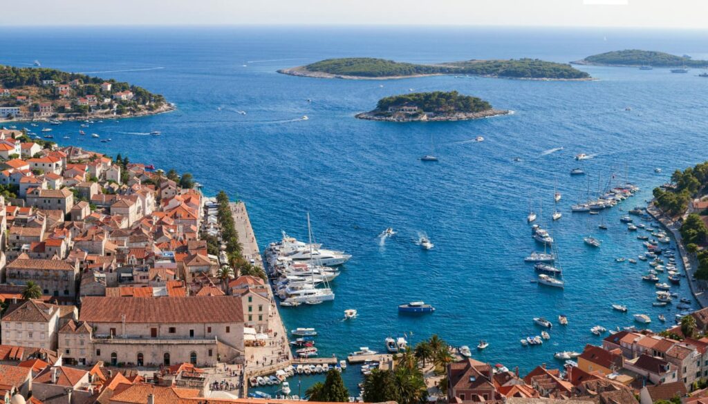 Inseln für günstigen Sommerurlaub: Insel Hvar, Kroatien: Glanz und Sparen in der Adria 