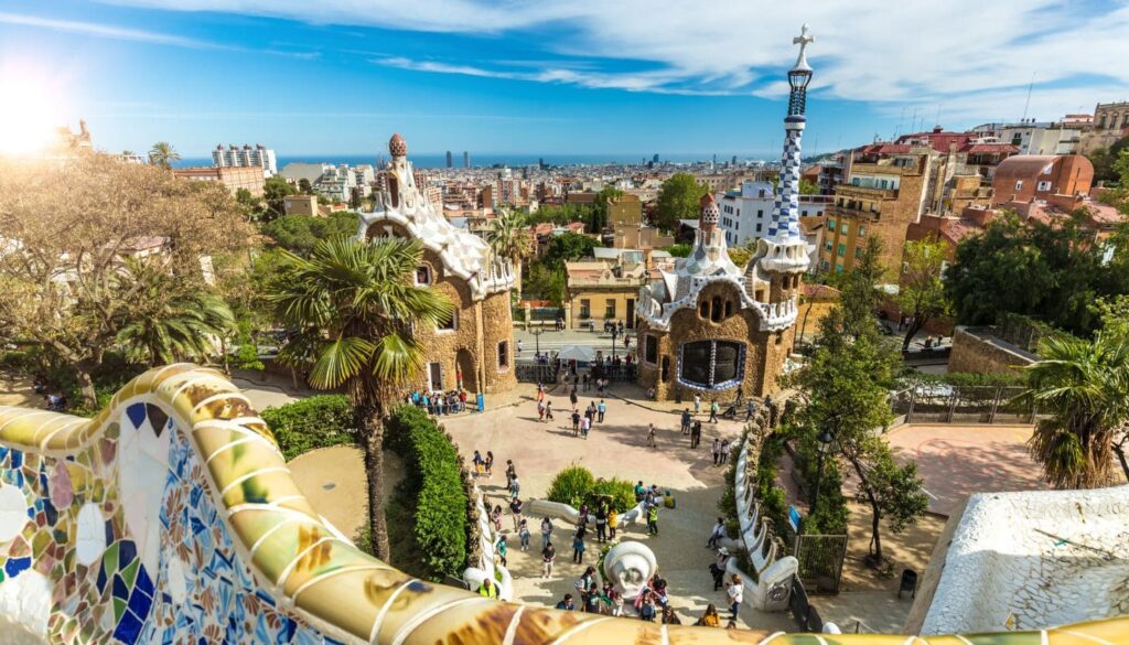 Park Güell – Eine farbenfrohe Oase voller Kunst