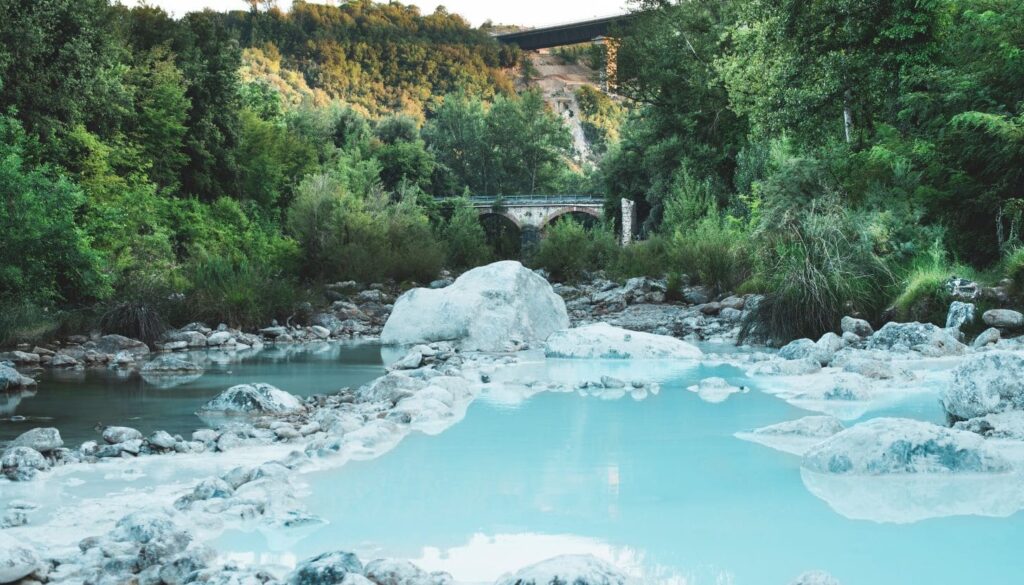 Petriolo_ Heißes Thermalwasser am Fluss