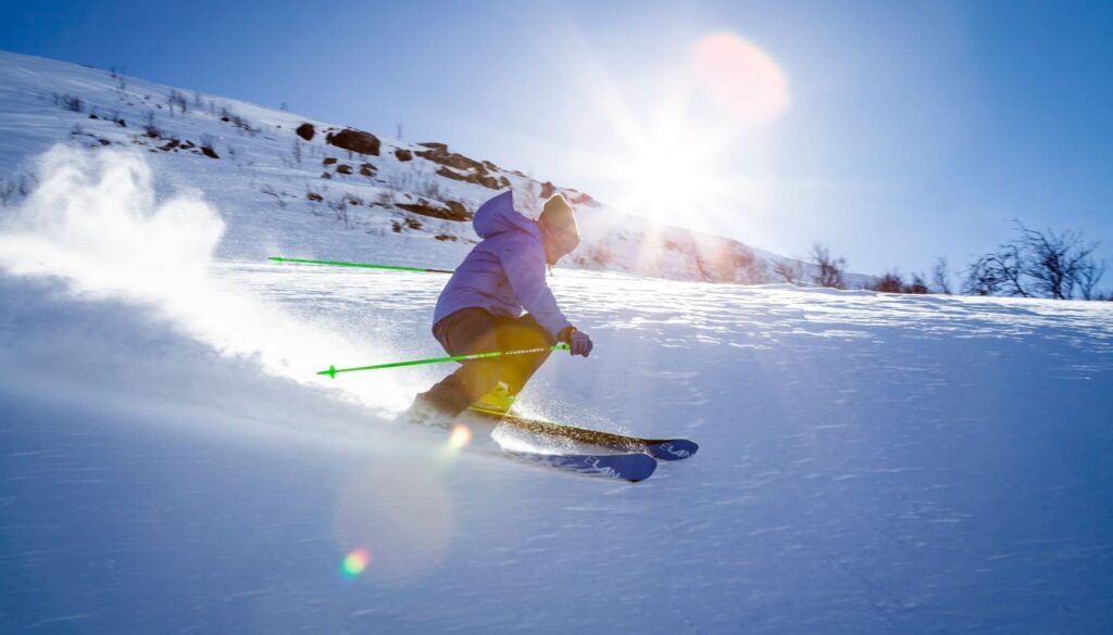 Skifahren in den günstigen Alpenregionen