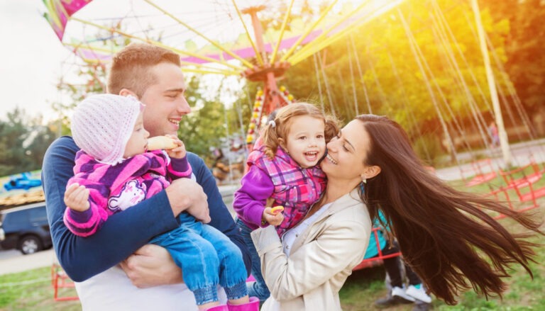 Eine Familie genießt gemeinsam den Tag auf einem Vergnügungspark