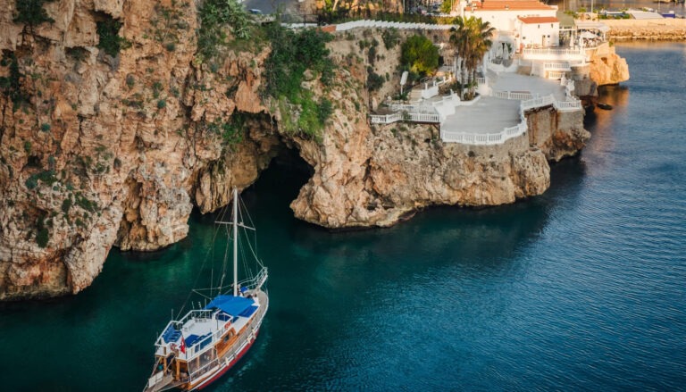 Malerische Bucht mit Boot und Klippen in Antalya