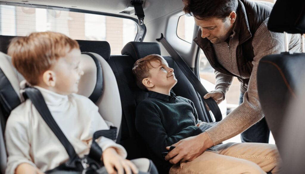 günstiger Sommerurlaub mit Kindern: Transportkosten reduzieren: Günstig ans Ziel kommen