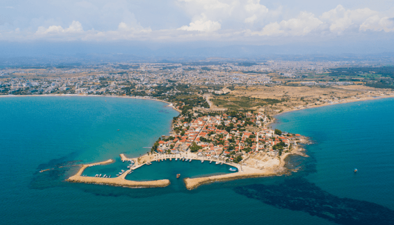 Luftaufnahme einer Küstenstadt in Antalya