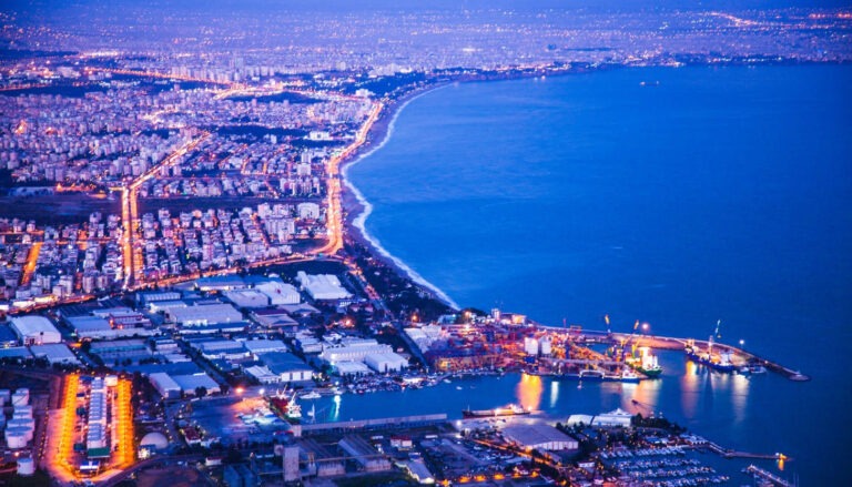 Antalya bei Nacht von oben