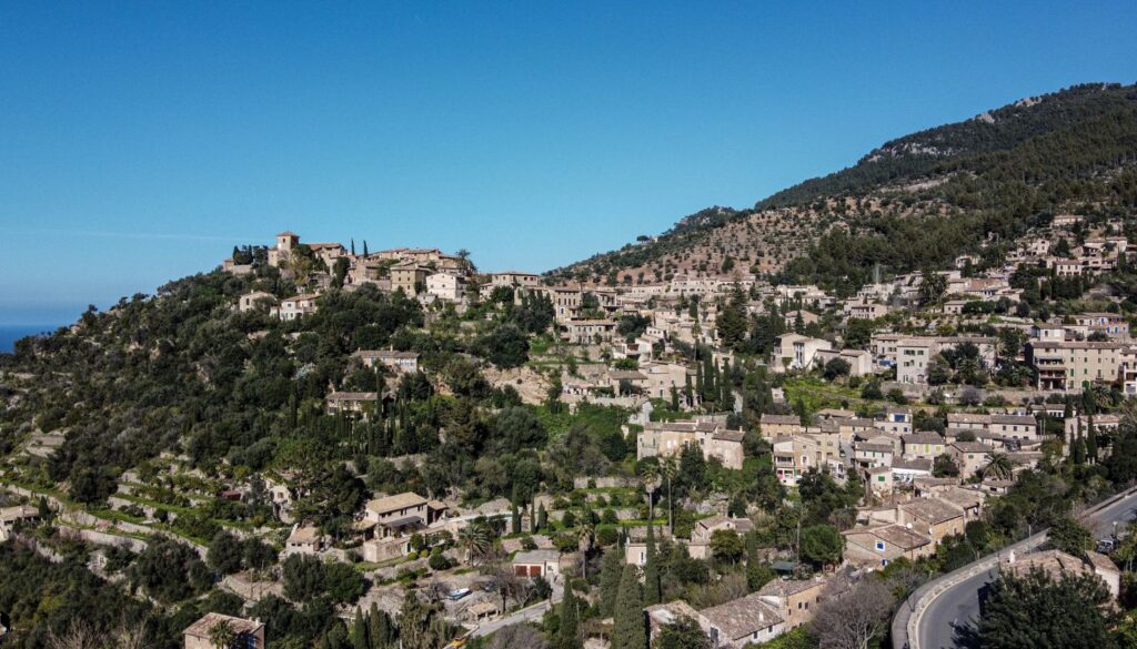 Besuche das idyllische Dorf Deià