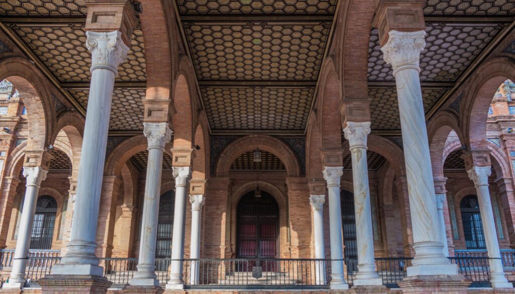 Plaza de España_ Eine Hommage an die regionale Architektur