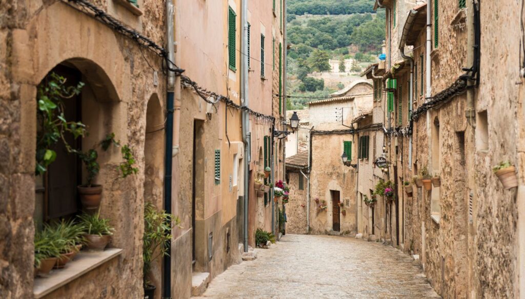 Schlendere durch die malerischen Gassen Valldemossas