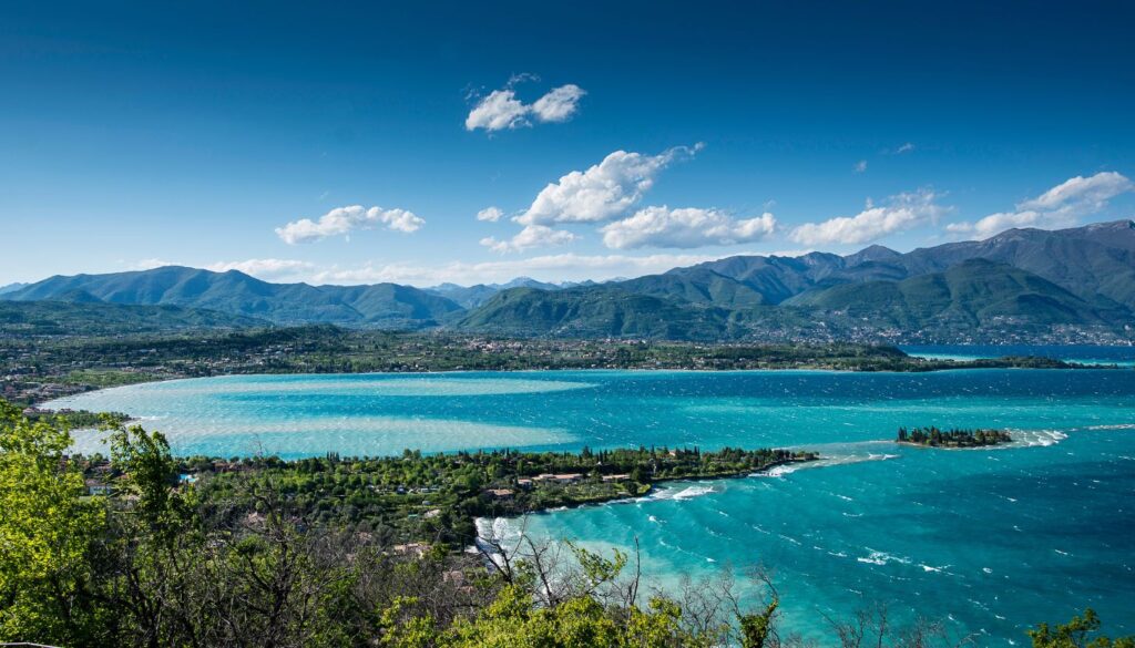 Ein Blick von oben_ Die Aussicht auf den Gardasee